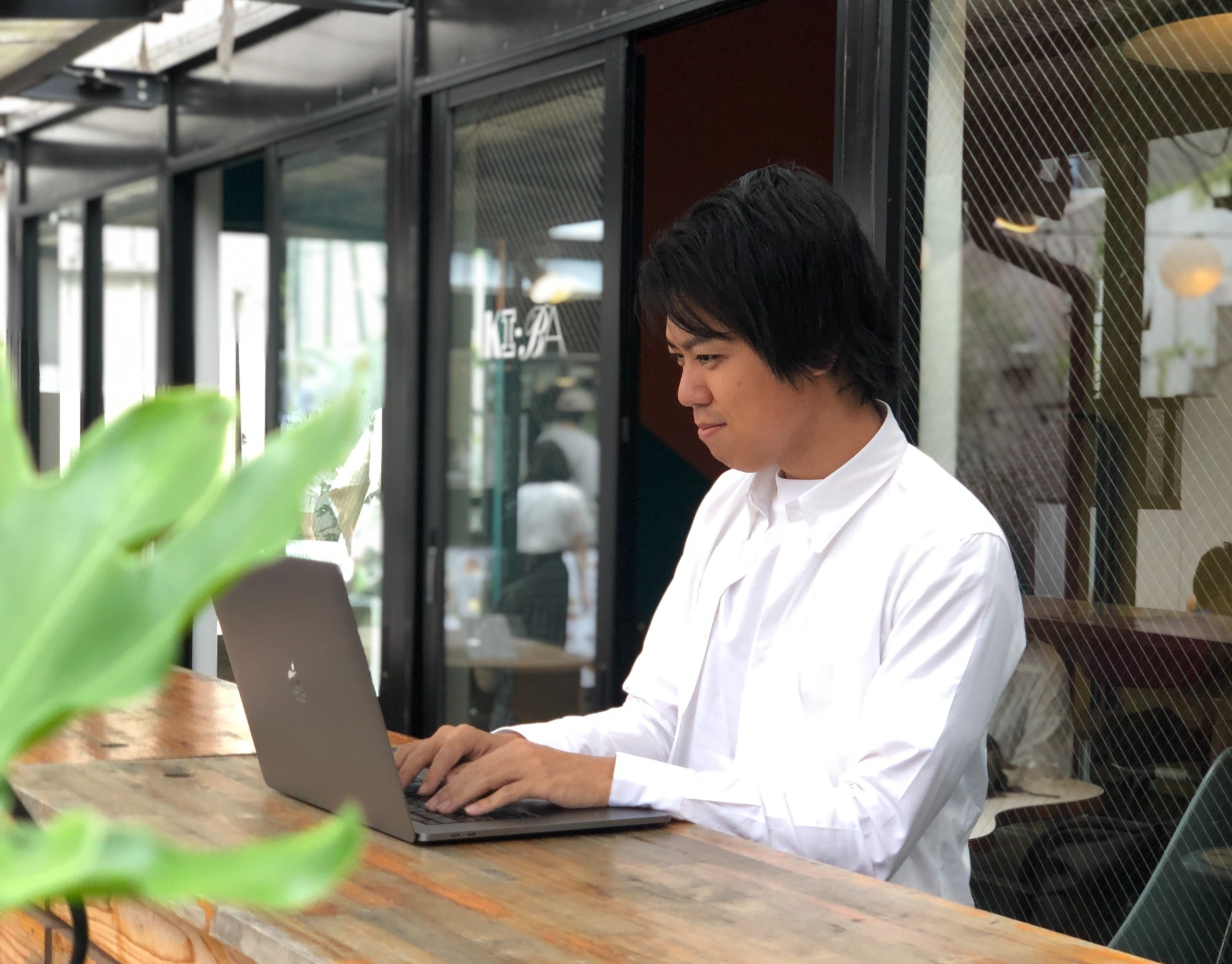 ノートPCで作業する株式会社Reeach代表